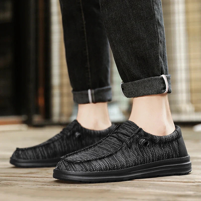 Wide-Toe Minimalist Sneakers black